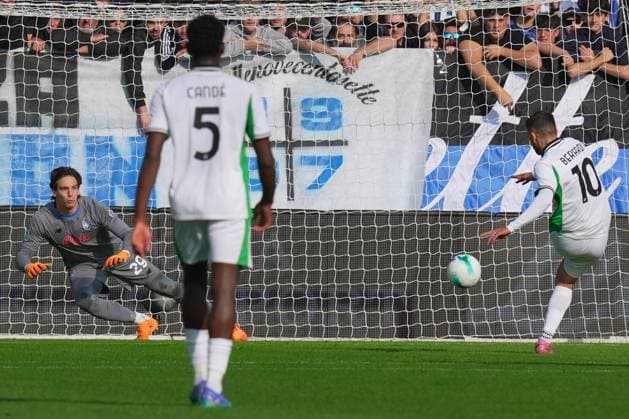 Sassuolo s Domenico Berardi scores goal 0-1 during the Serie A soccer match between Atalanta and Sassuolo at the New Balance Stadium in Bergamo , north Italy - Sunday , November 09 , 2025. - Soccer .  Copyright: xSpada LaPressex