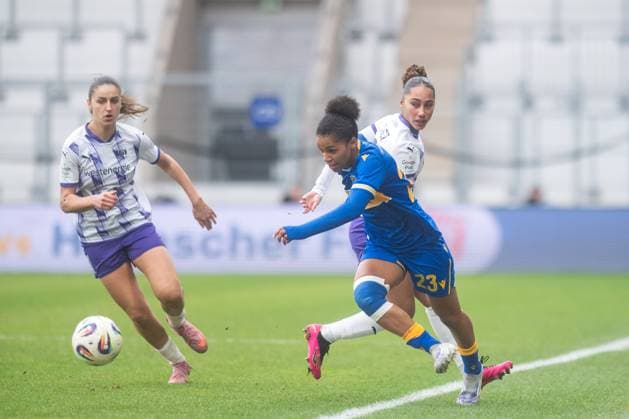 Google Pixel Womens Bundesliga 2025 26, 10 Matchday on 09 11 2025 FC Carl Zeiss Jena vs SGS Essen Josephine Bonsu Jena in a duel on the ball against Vanessa Fürst Essen ad hoc Arena at Ernst Abbe Sport