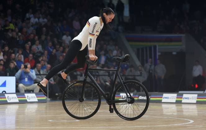 BAU 09 11 2025 Göppingen Artistic Cycling UCI Indoor Cycling World Championships 2025, Single Woman Qualification, Jana Pfann GER turning the handlebars