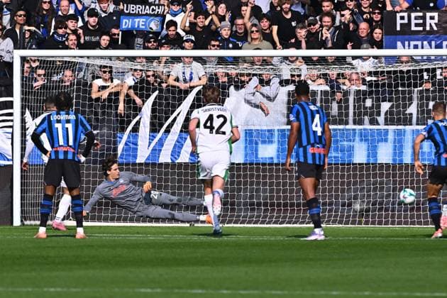 November 9, 2025, Bergamo, Lombardia: Sassuolo s Domenico Berardi scores the goal 0-1 during the Italian Serie A soccer match Atalanta BC vs US Sassuolo at the New Balance Arena in Bergamo, Italy, 9 november 2025..ANSA MICHELE MARAVIGLIA. Soccer: Serie A; Atalanta-Sassuolo  - ZUMAa110 20251109_zaf_a110_009 Copyright: xMichelexMaravigliax