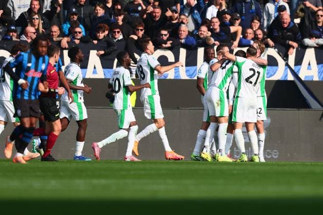 November 9, 2025, Bergamo, Lombardia: Sassuolo s Domenico Berardi celebrates with teammates after goal 0-1 during the Italian Serie A soccer match Atalanta BC vs US Sassuolo at New Balance Arena in Bergamo, Italy, 9 november 2025..ANSA MICHELE MARAVIGLIA. Soccer: Serie A; Atalanta-Sassuolo  - ZUMAa110 20251109_zaf_a110_010 Copyright: xMichelexMaravigliax