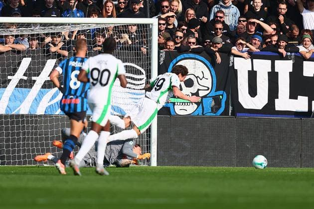 November 9, 2025, Bergamo, Lombardia: Atalanta s Marco Carnesecchi penalty foul during the Italian Serie A soccer match Atalanta BC vs US Sassuolo at New Balance Arena in Bergamo, Italy, 9 november 2025..ANSA MICHELE MARAVIGLIA. Soccer: Serie A; Atalanta-Sassuolo  - ZUMAa110 20251109_zaf_a110_011 Copyright: xMichelexMaravigliax