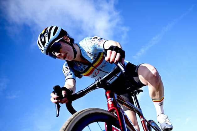 Belgian Shanyl De Schoesitter pictured in action during the U23 women race at the UEC Cyclocross European Championships, Sunday 09 November 2025, in Middelkerke. JASPERxJACOBS  x140404083x