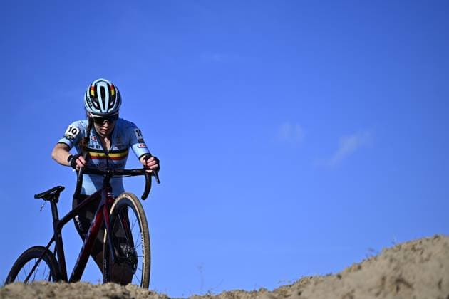 Belgian Shanyl De Schoesitter pictured in action during the U23 women race at the UEC Cyclocross European Championships, Sunday 09 November 2025, in Middelkerke. JASPERxJACOBS  x140404387x