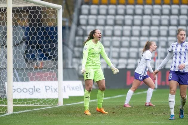 Google Pixel Womens Bundesliga 2025 26, 10 Matchday on 09 11 2025 FC Carl Zeiss Jena vs SGS Essen Center Goalkeeper Luisa Palmen Essen screams and cheers after several successful saves ad hoc Arena at Ernst Abbe Sport