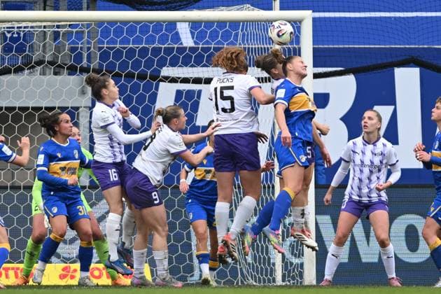 Maike Berentzen 13 SGS Essen and Nelly Juckel 31 FC Carl Zeiss Jena jump in the penalty area for a header header fight in the penalty area Copyright: xSpeedshotx