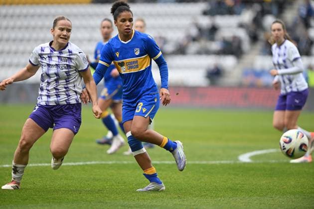 Josephine Bonsu 23 FC Carl Zeiss Jena in a duel with Paulina Platner 25 SGS Essen for the ball Duel for the ball Copyright: xSpeedshotx