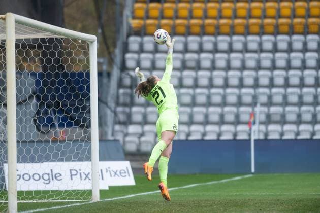 Google Pixel Womens Bundesliga 2025 26, 10 Matchday on 09 11 2025 FC Carl Zeiss Jena vs SGS Essen Goalkeeper Luisa Palmen Essen directs a shot with her right hand over the crossbar ad hoc Arena at Ernst Abbe Sport