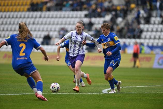 Natasha Kowalski 10 SGS Essen with ball, while Gwen Mummert 27 FC Carl Zeiss Jena defends duel for ball Copyright: xSpeedshotx