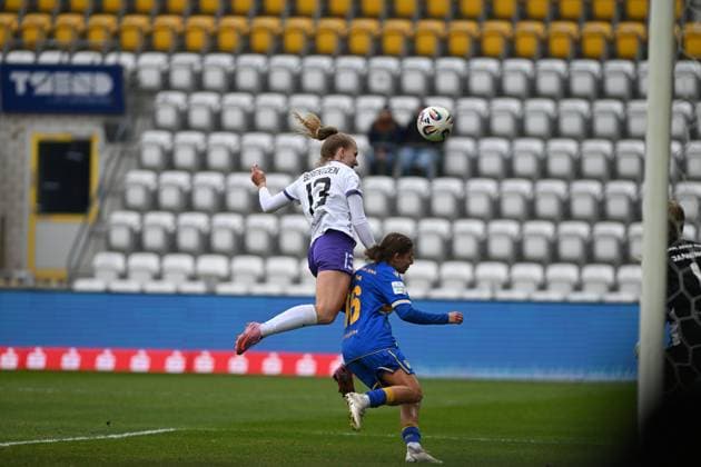 Maike Berentzen 13 SGS Essen goes up for a header while Isabella Jaron 24 FC Carl Zeiss Jena defends and Jasmin Janning 1 FC Carl Zeiss Jena stands ready in goal Header duel in front of goal Copyright: xSpeedshotx
