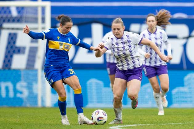Google Pixel Womens Bundesliga FC Carl Zeiss Jena vs SGS Essen Jena 09 11 2025 Ramona Maier 9 SGS Essen vs Elena Mühlemann 30 FC Carl Zeiss Jena Google Pixel Womens Bundesliga FC Carl Zeiss Jena vs SGS Essen ad hoc arena at Ernst Abbe Sportfeld 09 11 2025 Copyright: xBEAUTIFULxSPORTS Duehringx