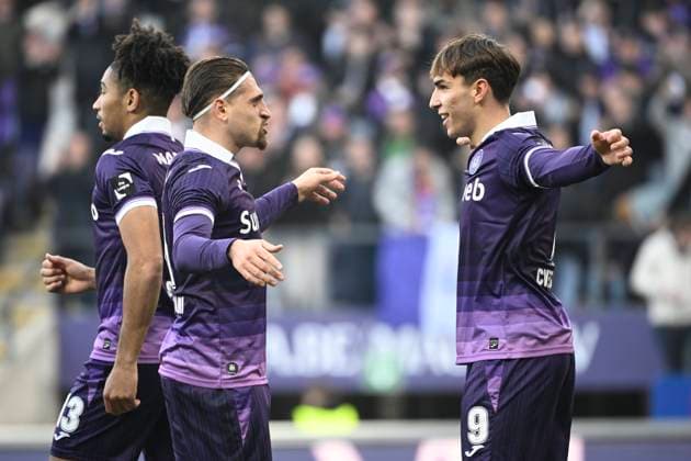RSC Anderlecht v Club Brugge - Jupiler Pro League ANDERLECHT, BELGIUM - NOVEMBER 09 : Cvetkovic Mihajlo forward of RSC Anderlecht celebrates scoring a goal with Bertaccini Adriano forward of RSC Anderlecht during the Jupiler Pro League match between RSC Anderlecht and Club Brugge on November 9, 2025 in Anderlecht, Belgium, 09 11 2025 Anderlecht Belgium  Copyright: xPeterxDexVoechtx