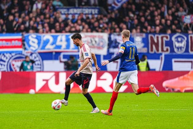 Anouar El Azzouzi Fortuna Duesseldorf, 08 , Alexander Bernhardsson Holstein Kiel, 11 GER, Holstein Kiel vs Fortuna Duesseldorf, Football, 2 Bundesliga, Matchday 12, Season 2025 2026, 09 11 2025 DFL REGULATIONS PROHIBIT ANY USE OF PHOTOGRAPHS AS IMAGE SEQUENCES AND OR QUASI VIDEO GER, Holstein Kiel vs Fortuna Duesseldorf, Football, 2 Bundesliga, Matchday 12, Season 2025 2026, 09 11 2025 Kiel Copyright: xEibner-Pressefoto MarcelxvonxFehrnx EP_MFN