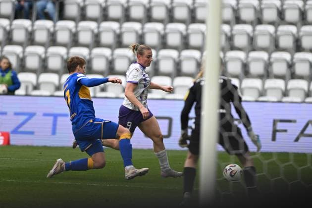 Ramona Maier 9 SGS Essen in attack in front of goal while the defense and goalkeeper of FC Carl Zeiss Jena defend attack on goal Copyright: xSpeedshotx