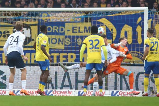 09 11 2025, xtgx, Soccer 2 Bundesliga, Eintracht Braunschweig VfL Bochum v l Cajetan Lenz Bochum, 34 schiesst Tor, schießt, Torschuetze, erzielt Tor, Treffer, scores the goal 0 1 DFL DFB REGULATIONS PROHIBIT ANY USE OF PHOTOGRAPHS as IMAGE SEQUENCES and or QUASI VIDEO Braunschweig