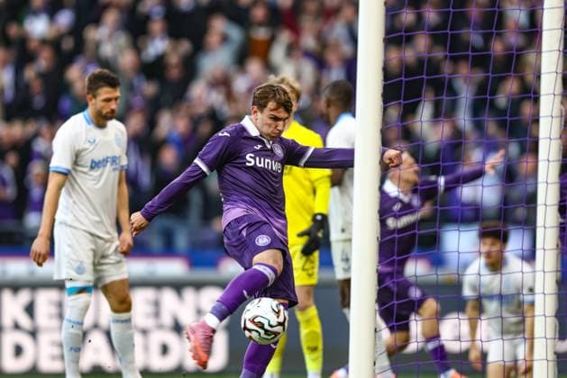 Anderlecht s Mihajlo Cvetkovic celebrates during a soccer match between RSC Anderlecht and Club Brugge, Sunday 09 November 2025 in Anderlecht, on day 14 of the 2025-2026 Jupiler Pro League first division of the Belgian championship. BRUNOxFAHY  x140408121x