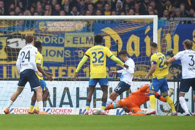 09 11 2025, xtgx, Soccer 2 Bundesliga, Eintracht Braunschweig VfL Bochum v l Cajetan Lenz Bochum, 34 schiesst Tor, schießt, Torschuetze, erzielt Tor, Treffer, scores the goal 0 1 DFL DFB REGULATIONS PROHIBIT ANY USE OF PHOTOGRAPHS as IMAGE SEQUENCES and or QUASI VIDEO Braunschweig