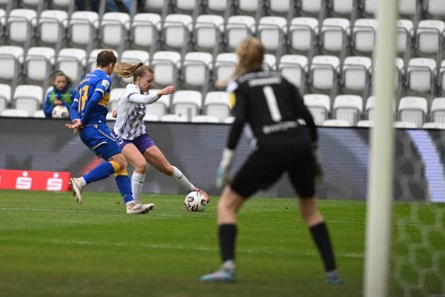 Maike Berentzen 13 SGS Essen in a duel with an opponent in front of goal, goalkeeper of FC Carl Zeiss Jena in a standby duel in front of goal Copyright: xSpeedshotx