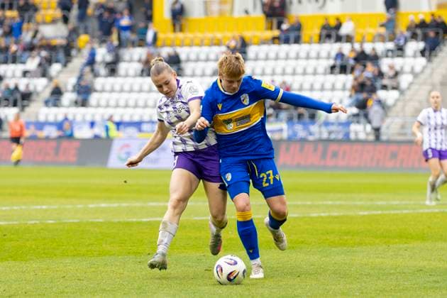 Google Pixel Womens Bundesliga FC Carl Zeiss Jena vs SGS Essen Jena 09 11 2025 Ramona Maier 9 SGS Essen vs Gwendolyn Mummert 27 FC Carl Zeiss Jena Google Pixel Womens Bundesliga FC Carl Zeiss Jena vs SGS Essen ad hoc arena at Ernst Abbe Sportfeld 09 11 2025 Copyright: xBEAUTIFULxSPORTS Duehringx