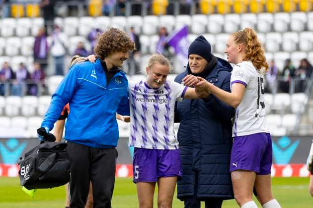 Google Pixel Womens Bundesliga FC Carl Zeiss Jena vs SGS Essen Jena 09 11 2025 Injury to Paula Flach 5 SGS Essen Google Pixel Womens Bundesliga FC Carl Zeiss Jena vs SGS Essen ad hoc arena at Ernst Abbe Sportfeld 09 11 2025 Copyright: xBEAUTIFULxSPORTS Duehringx