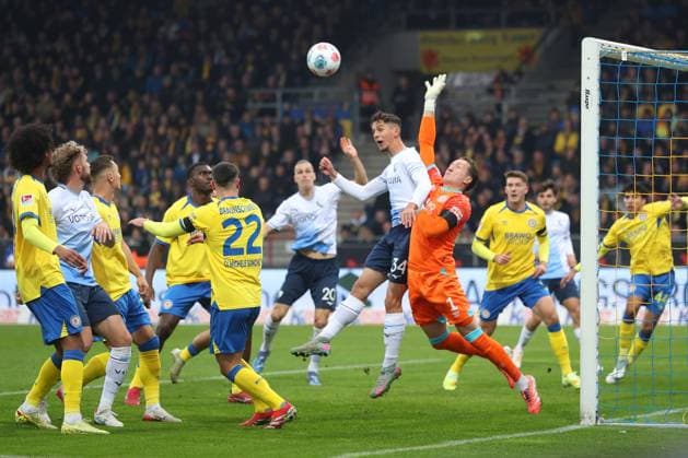 Braunschweig vs Bochum, 2 BL Braunschweig, 09 11 2025, FOOTBALL Eintracht Braunschweig vs VfL Bochum, 2 BL, Season 2025 26 Cajetan Lenz VfL Bochum scores header to make it 0 1, Goalkeeper Ron Thorben Hoffmann Eintracht Braunschweig Braunschweig