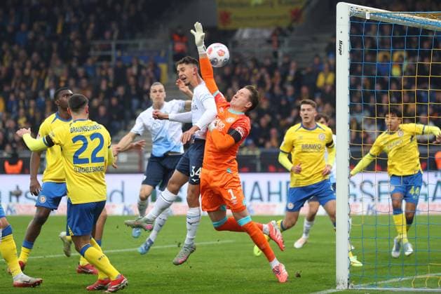 Braunschweig vs Bochum, 2 BL Braunschweig, 09 11 2025, FOOTBALL Eintracht Braunschweig vs VfL Bochum, 2 BL, Season 2025 26 Cajetan Lenz VfL Bochum scores header to make it 0 1, Goalkeeper Ron Thorben Hoffmann Eintracht Braunschweig Braunschweig