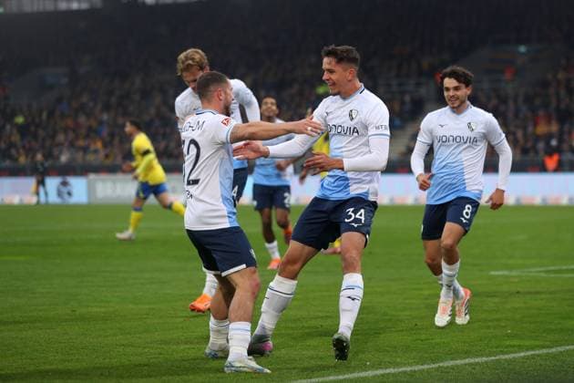 Braunschweig vs Bochum, 2 BL Braunschweig, 09 11 2025, FOOTBALL Eintracht Braunschweig vs VfL Bochum, 2 BL, Season 2025 26 Cajetan Lenz VfL Bochum celebrates with teammates after scoring a header to make it 0 1 Braunschweig