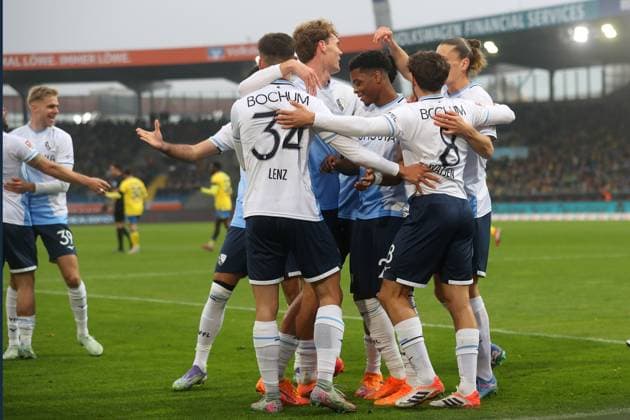 Braunschweig vs Bochum, 2 BL Braunschweig, 09 11 2025, FOOTBALL Eintracht Braunschweig vs VfL Bochum, 2 BL, Season 2025 26 Cajetan Lenz VfL Bochum celebrates with teammates after scoring a header to make it 0 1 Braunschweig