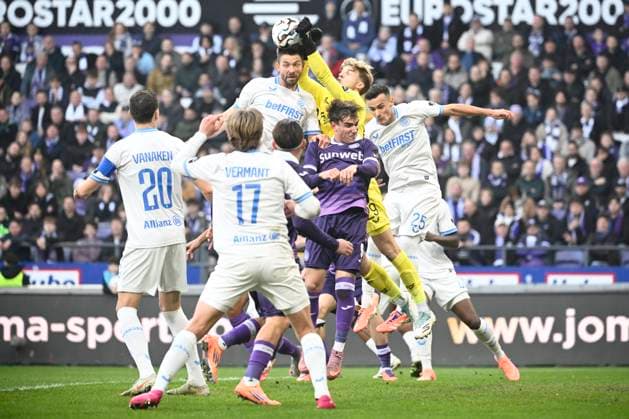 RSC Anderlecht v Club Brugge - Jupiler Pro League ANDERLECHT, BELGIUM - NOVEMBER 09 : Jackers Nordin goalkeeper of Club Brugge and Mechele Brandon defender of Club Brugge in action during the Jupiler Pro League match between RSC Anderlecht and Club Brugge on November 9, 2025 in Anderlecht, Belgium, 09 11 2025 Anderlecht Belgium  Copyright: xPeterxDexVoechtx
