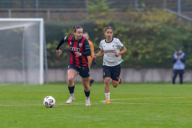 Mönchengladbach, Germany 09 November 2025 2 BL Women 2025 2026 Borussia Mönchengladbach vs FC Ingolstadt 04 In the picture from left in the duel Paula Vidovic FCI and Fiona Itgenshorst BMG Grenzland Stadion Nordrhein Westfalen Copyright: xFotostandx xSchäferx