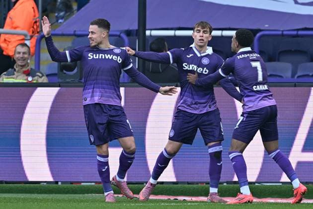 251109 RSC Anderlecht vs Club Brugge Thorgan Hazard (11) of Anderlecht celebrates with Mihajlo Cvetkovic (9) of Anderlecht and Ilay Camara (7) of Anderlecht after scoring the 1-0 goal during the Jupiler Pro League season 2025 - 2026 matchday 14 game between RSC Anderlecht and Club Brugge KV on November 9 , 2025 in Anderlecht, Belgium. (Photo by David Catry Isosport) Anderlecht Belgium  Copyright: xDavidxCatryx 20251109DC2_3909