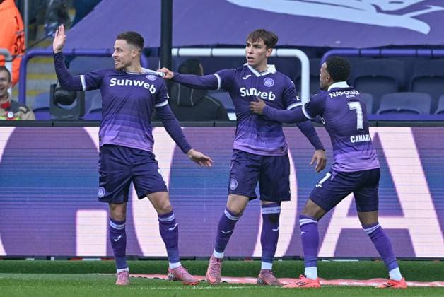 251109 RSC Anderlecht vs Club Brugge Thorgan Hazard (11) of Anderlecht celebrates with Mihajlo Cvetkovic (9) of Anderlecht and Ilay Camara (7) of Anderlecht after scoring the 1-0 goal during the Jupiler Pro League season 2025 - 2026 matchday 14 game between RSC Anderlecht and Club Brugge KV on November 9 , 2025 in Anderlecht, Belgium. (Photo by David Catry Isosport) Anderlecht Belgium  Copyright: xDavidxCatryx 20251109DC2_3911