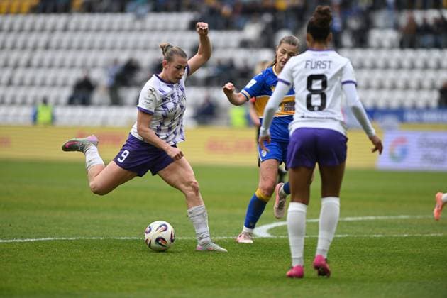 Bente Fischer 2 FC Carl Zeiss Jena defends against Ramona Maier 9 SGS Essen with ball Player with ball in action Copyright: xSpeedshotx