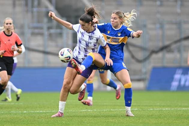 Laureta Elmazi 11 SGS Essen and Nike Andersson 6 FC Carl Zeiss Jena fight intensively for the ball duel after duel Copyright: xSpeedshotx