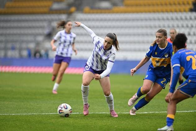 Leonie Köpp 20 SGS Essen with the ball, while Bente Fischer 2 FC Carl Zeiss Jena defends players on the ball Copyright: xSpeedshotx
