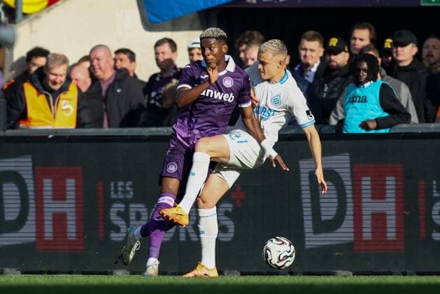 Anderlecht s Nilson Angulo and Club s Hugo Siquet fight for the ball during a soccer match between RSC Anderlecht and Club Brugge, Sunday 09 November 2025 in Anderlecht, on day 14 of the 2025-2026 Jupiler Pro League first division of the Belgian championship. BRUNOxFAHY  x140408896x