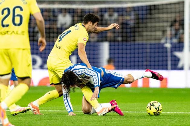 November 8, 2025, Barcelona, Barcelona, Spain: Pere Milla (R) of RCD Espanyol and Santi Comesana (L) of Villareal CF seen in action during the LaLiga EA Sports match round 12 between RCD Espanyol and Villareal CF at RCDE Stadium Barcelona Spain - ZUMAs316 20251108_znp_s316_007 Copyright: xMartixSeguraxRamonedax