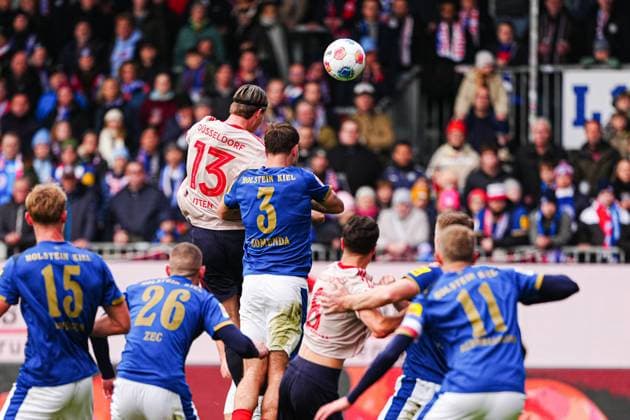 Goal shot Goal chance by header Cedric Itten Fortuna Duesseldorf, 13 GER, Holstein Kiel vs Fortuna Duesseldorf, Football, 2 Bundesliga, Matchday 12, Season 2025 2026, 09 11 2025 DFL REGULATIONS PROHIBIT ANY USE OF PHOTOGRAPHS AS IMAGE SEQUENCES AND OR QUASI VIDEO GER, Holstein Kiel vs Fortuna Duesseldorf, Football, 2 Bundesliga, Matchday 12, Season 2025 2026, 09 11 2025 Kiel Copyright: xEibner-Pressefoto MarcelxvonxFehrnx EP_MFN
