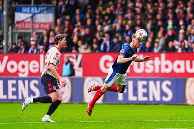 Carl Johansson Holstein Kiel, 05 clears header from Cedric Itten Fortuna Duesseldorf, 13 GER, Holstein Kiel vs Fortuna Duesseldorf, Football, 2 Bundesliga, Matchday 12, Season 2025 2026, 09 11 2025 DFL REGULATES PROHIBIT ANY USE OF PHOTOGRAPHS AS IMAGE SEQUENCES AND OR QUASI VIDEO GER, Holstein Kiel vs Fortuna Duesseldorf, Football, 2 Bundesliga, Matchday 12, Season 2025 2026, 09 11 2025 Kiel Copyright: xEibner-Pressefoto MarcelxvonxFehrnx EP_MFN
