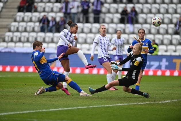 Vanessa Fürst 8 SGS Essen in a duel with Lisa Gora 16 FC Carl Zeiss Jena , while Jasmin Janning 1 FC Carl Zeiss Jena defends the ball and Maike Berentzen 13 SGS Essen closely observes the goalkeepers action and duel Copyright: xSpeedshotx