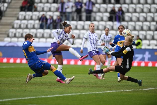 Maike Berentzen 13 SGS Essen with shot in front of goalkeeper, while Vanessa Fürst 8 SGS Essen and Lisa Gora 16 FC Carl Zeiss Jena defend shot in front of goalkeeper Copyright: xSpeedshotx