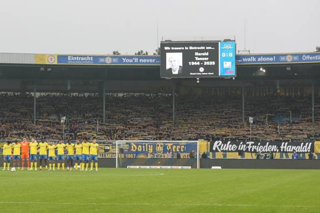 09 11 2025, xtgx, Fußball 2 Bundesliga, Eintracht Braunschweig VfL Bochum v l Schweigeminute Gedenkminute Harald Tenzer DFL DFB REGULATIONS PROHIBIT ANY USE OF PHOTOGRAPHS as IMAGE SEQUENCES and or QUASI VIDEO Braunschweig