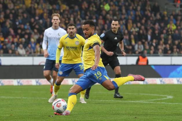 09 11 2025, xtgx, Soccer 2 Bundesliga, Eintracht Braunschweig VfL Bochum v l Leon Bell Bell Braunschweig, 19 shoots the ball on goal, shot on goal, shot DFL DFB REGULATIONS PROHIBIT ANY USE OF PHOTOGRAPHS as IMAGE SEQUENCES and or QUASI VIDEO Braunschweig