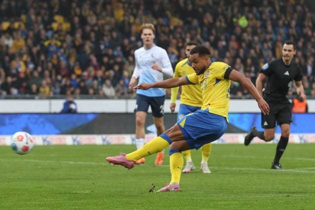 09 11 2025, xtgx, Soccer 2 Bundesliga, Eintracht Braunschweig VfL Bochum v l Leon Bell Bell Braunschweig, 19 shoots the ball on goal, shot on goal, shot DFL DFB REGULATIONS PROHIBIT ANY USE OF PHOTOGRAPHS as IMAGE SEQUENCES and or QUASI VIDEO Braunschweig