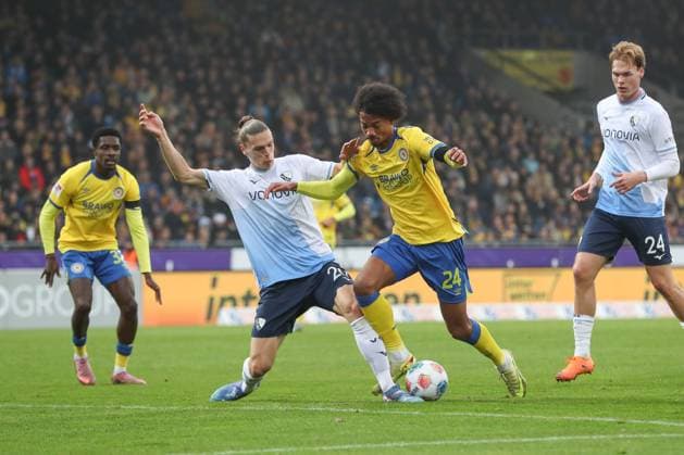 09 11 2025, xtgx, Soccer 2 Bundesliga, Eintracht Braunschweig VfL Bochum v l Noah Loosli Bochum, 20 , Sidi Sane Braunschweig, 24 duel, fight, tackle DFL DFB REGULATIONS PROHIBIT ANY USE OF PHOTOGRAPHS as IMAGE SEQUENCES and or QUASI VIDEO Braunschweig