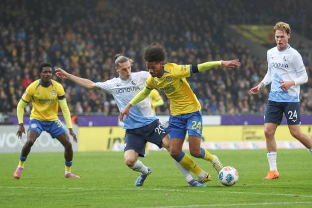 09 11 2025, xtgx, Soccer 2 Bundesliga, Eintracht Braunschweig VfL Bochum v l Noah Loosli Bochum, 20 , Sidi Sane Braunschweig, 24 duel, fight, tackle DFL DFB REGULATIONS PROHIBIT ANY USE OF PHOTOGRAPHS as IMAGE SEQUENCES and or QUASI VIDEO Braunschweig