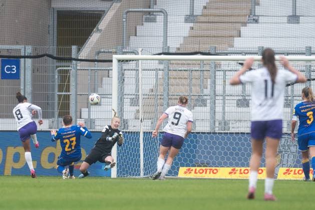 Google Pixel Womens Bundesliga 2025 26, 10 Matchday on 09 11 2025 FC Carl Zeiss Jena vs SGS Essen In injury time, Vanessa Fürst Essen fails to score from close range against Jena goalkeeper Jasmin Janning and the final score remains 1 1 ad hoc Arena at Ernst Abbe Sport