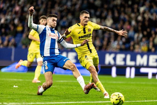 November 8, 2025, Barcelona, Barcelona, Spain: Roberto Fernandez (L) of RCD Espanyol and Rafa Marin (R) of Villareal CF seen in action during the LaLiga EA Sports match round 12 between RCD Espanyol and Villareal CF at RCDE Stadium Barcelona Spain - ZUMAs316 20251108_znp_s316_043 Copyright: xMartixSeguraxRamonedax