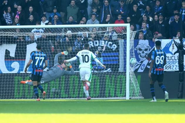 November 9, 2025, Bergamo, Lombardia: Sassuolo s Andrea Pinamonti scores the 0-2 goal during the Italian Serie A soccer match Atalanta BC vs US Sassuolo at New Balance Arena in Bergamo, Italy, 9 november 2025..ANSA MICHELE MARAVIGLIA Soccer: Serie A; Atalanta-Sassuolo  - ZUMAa110 20251109_zaf_a110_030 Copyright: xMichelexMaravigliax