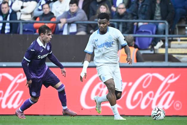 RSC Anderlecht v Club Brugge - Jupiler Pro League ANDERLECHT, BELGIUM - NOVEMBER 09 : Cvetkovic Mihajlo forward of RSC Anderlecht and Onyedika Nwadike Raphael midfielder of Club Brugge battle for the ball during the Jupiler Pro League match between RSC Anderlecht and Club Brugge on November 9, 2025 in Anderlecht, Belgium, 09 11 2025 Anderlecht Belgium  Copyright: xPeterxDexVoechtx